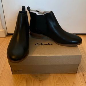 Clarks Men’s Black Leather Chelsea Boots 41 (7D US) NWB